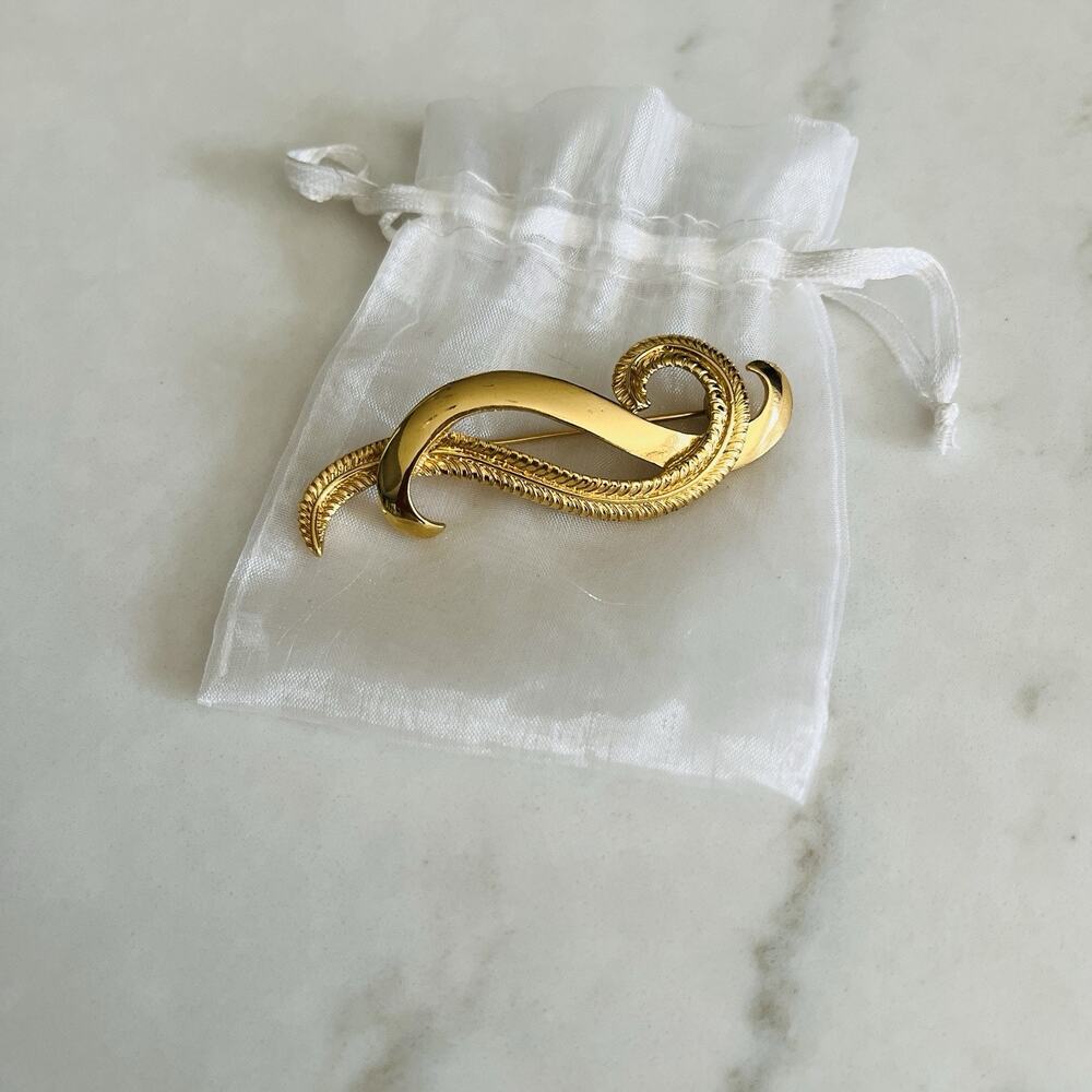 Monet Gold tone Swirl leaf Brooch vintage, glamorous, elegant, evening, timeless